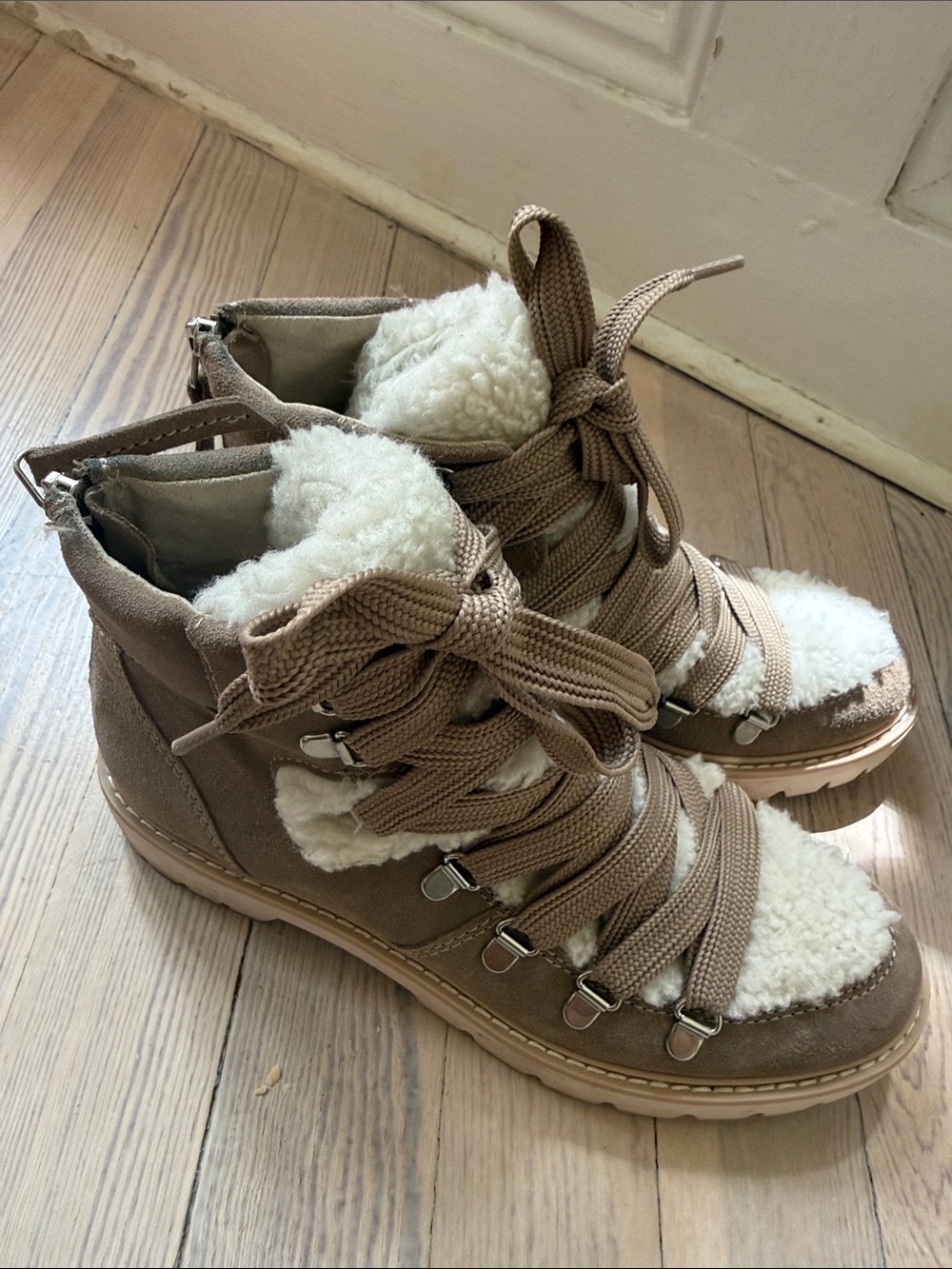 Dolce Vita Taupe Suede Faux Shearling Lace Up Hiker Lug Sole Boots Size 7